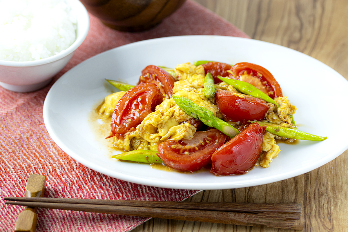 トマトとアスパラガスの卵炒め | レシピ | ユウキ食品（YOUKI）